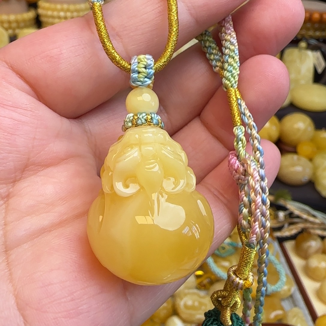 琥珀未镶嵌套链天然俄料蜜蜡貔貅吊坠