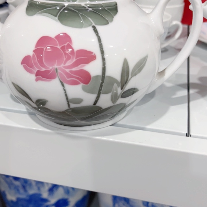 盘釉下五彩的瓷器和瓷器