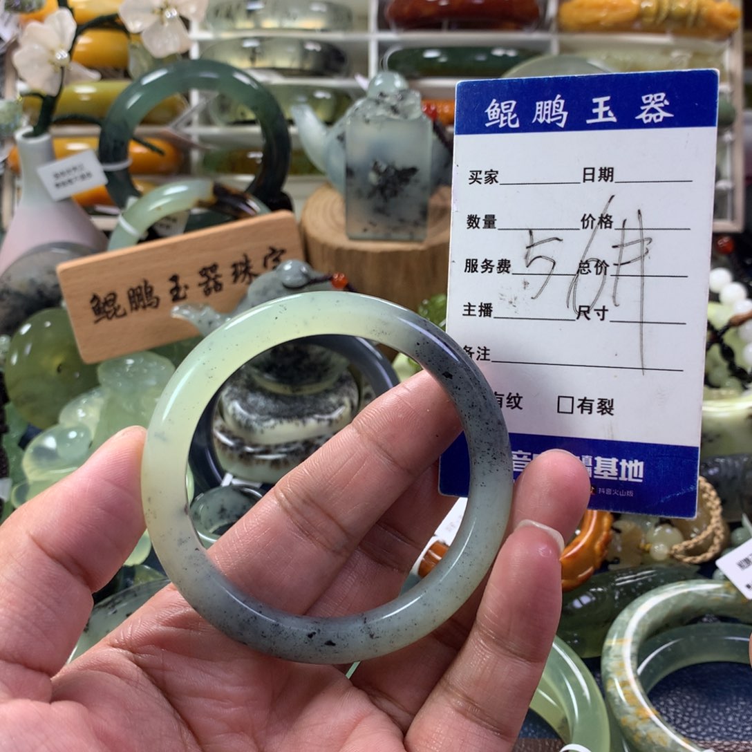 蛇纹石玉手镯未镶嵌