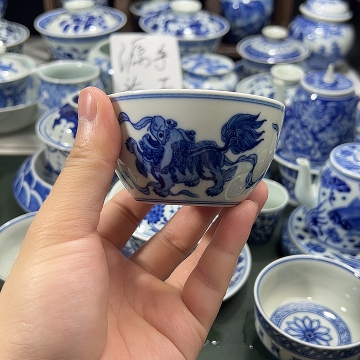 柴窑工笔狮子绣球鸡缸杯