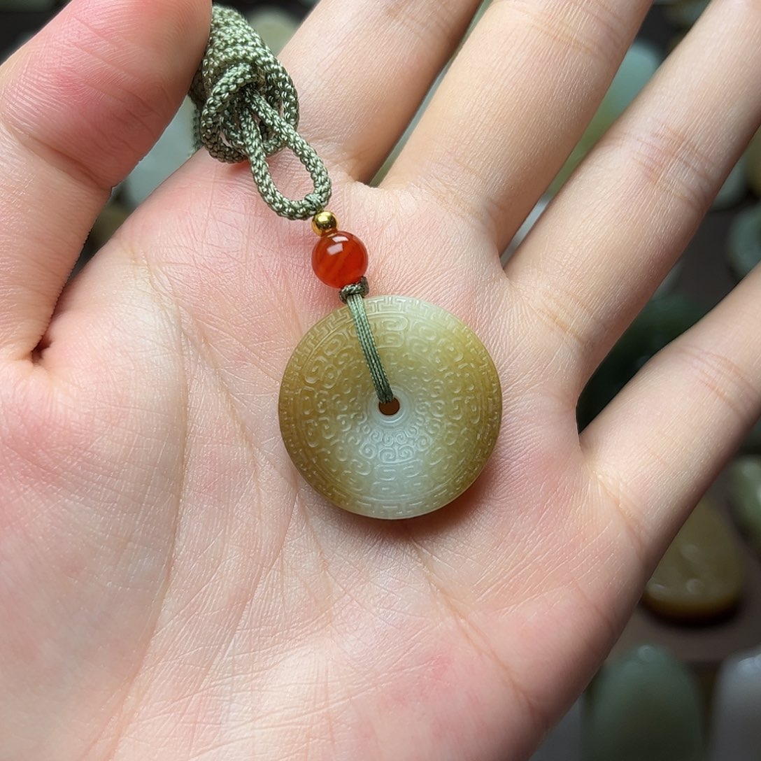 和田玉颈饰未镶嵌回**岸