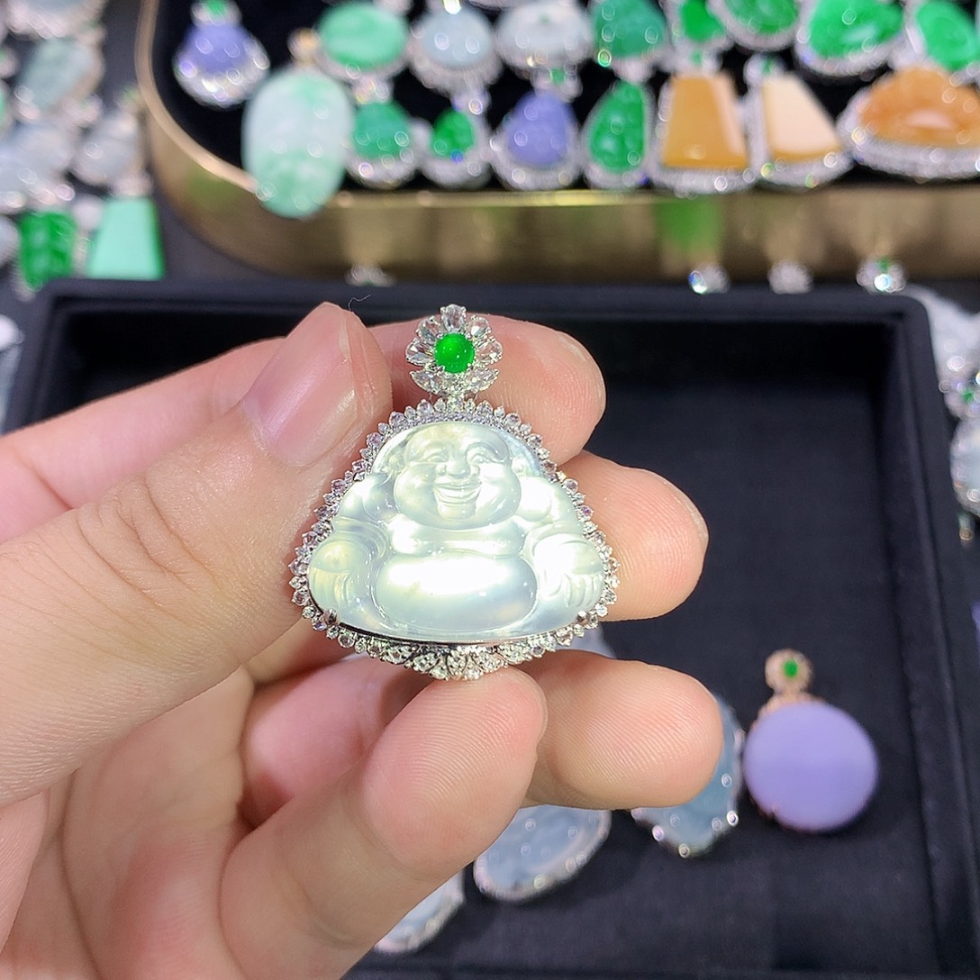 翡翠18K金镶嵌颈饰