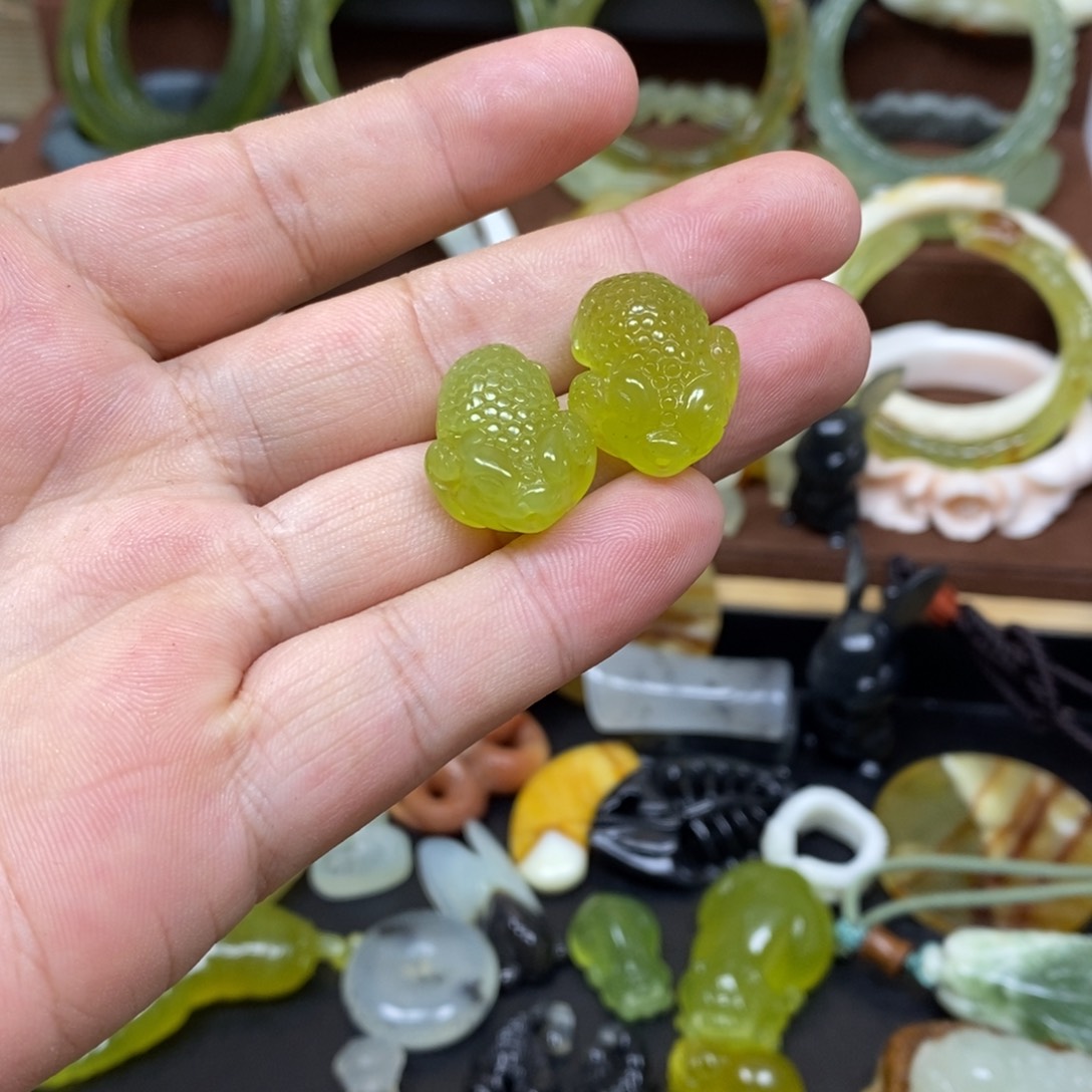 蛇纹石玉耳坠未镶嵌