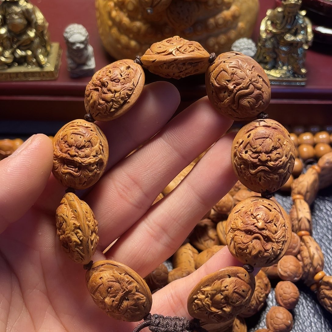 大桃核雕刻瑕疵钟馗头