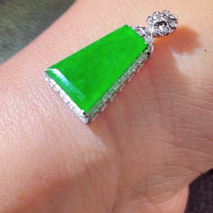 翡翠18K金镶嵌颈饰翡翠