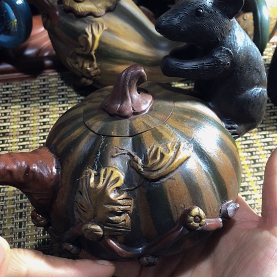 紫砂茶壶原矿泥料手工制作的紫砂壶。