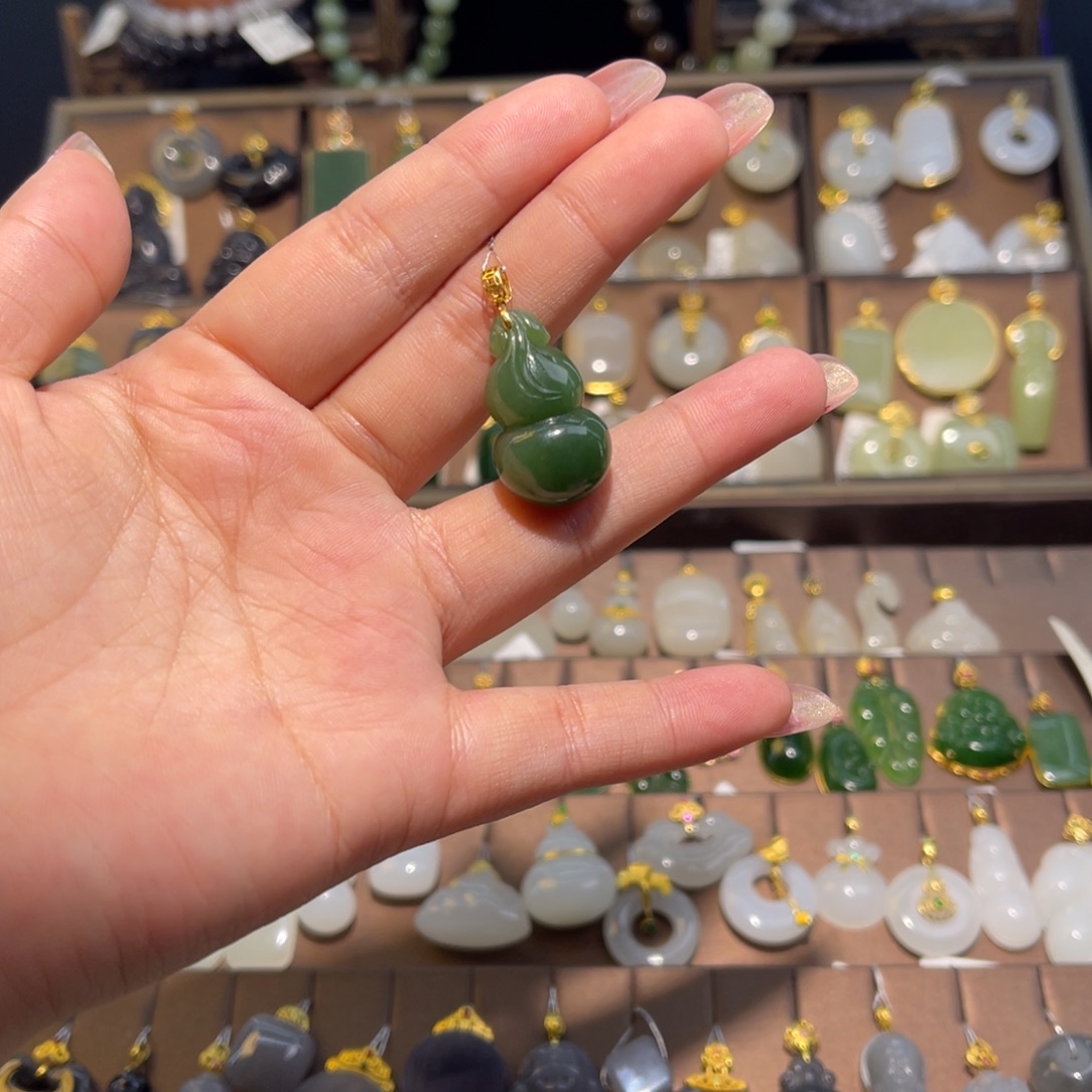 和田玉18K金镶嵌吊坠(赠链)