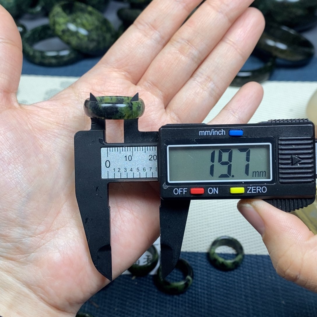 蛇纹石玉戒圈未镶嵌