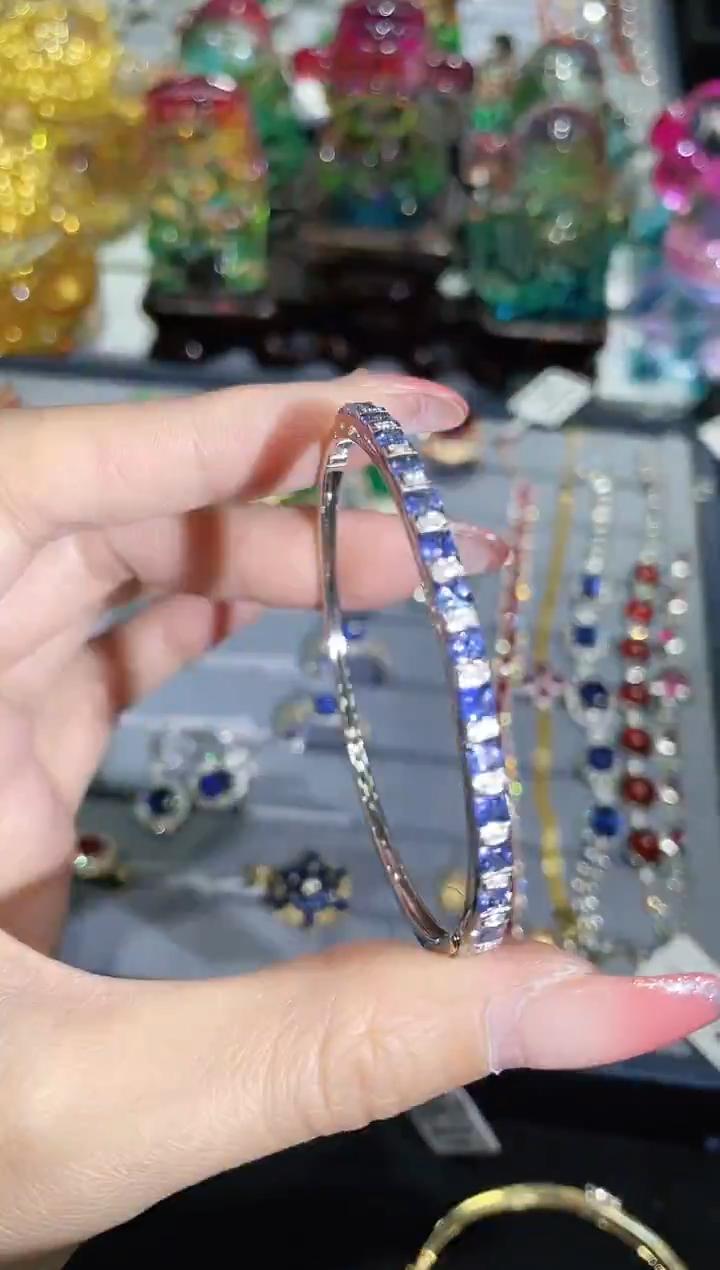 18K金镶嵌天然蓝宝石手镯