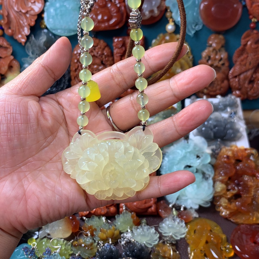 蛇纹石玉挂坠未镶嵌