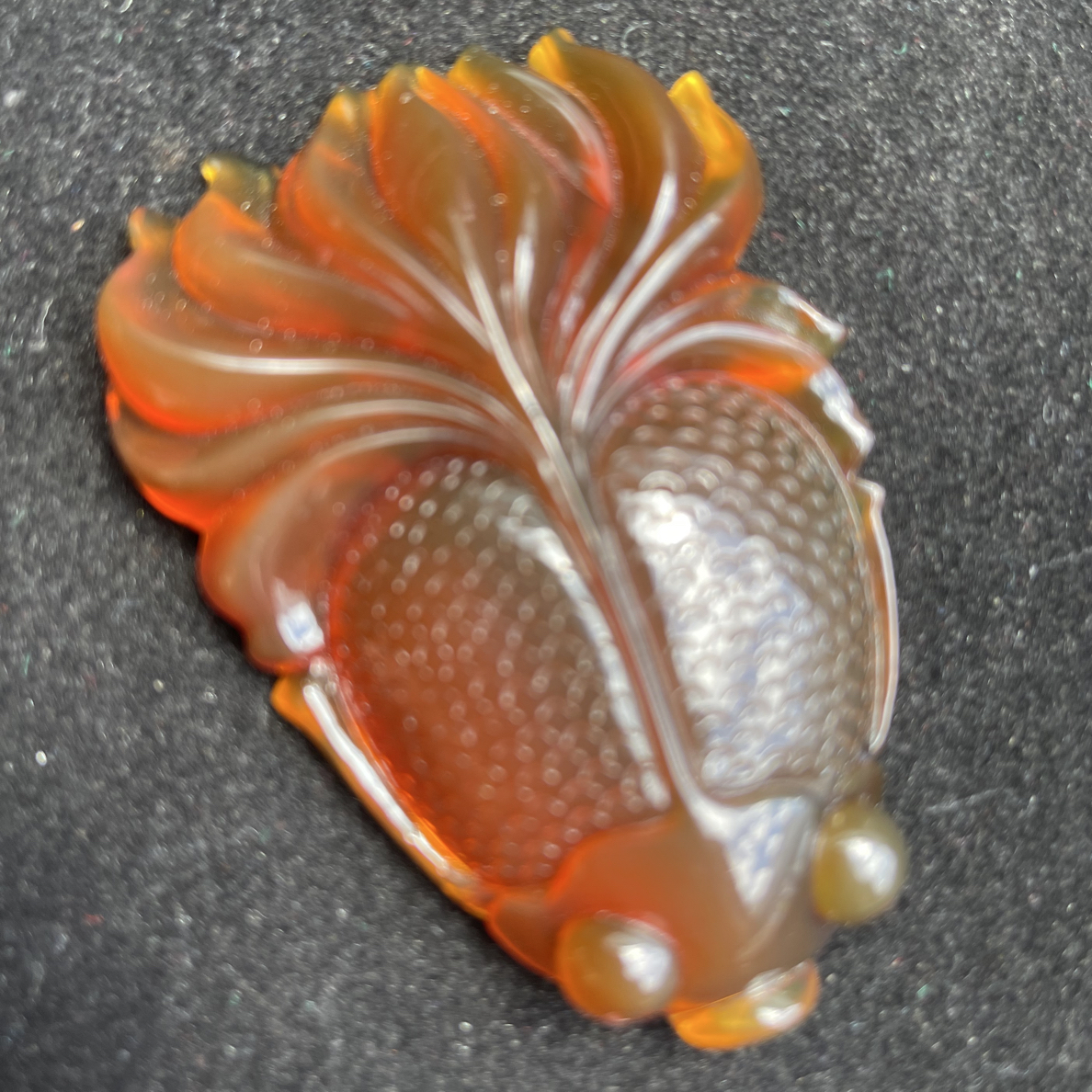 缅珀亮红蜜绿膜变色龙金鱼吊坠，火彩足膜色好，33.4克