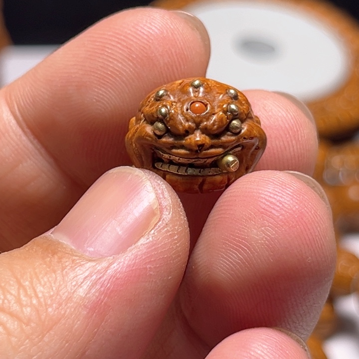 轻微瑕桃核雕刻六目恶僧单颗