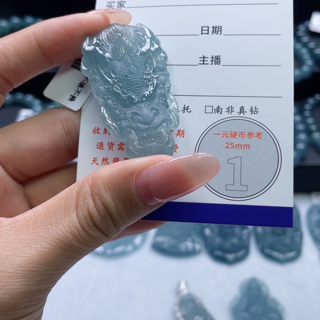 翡翠未镶嵌颈饰龙头