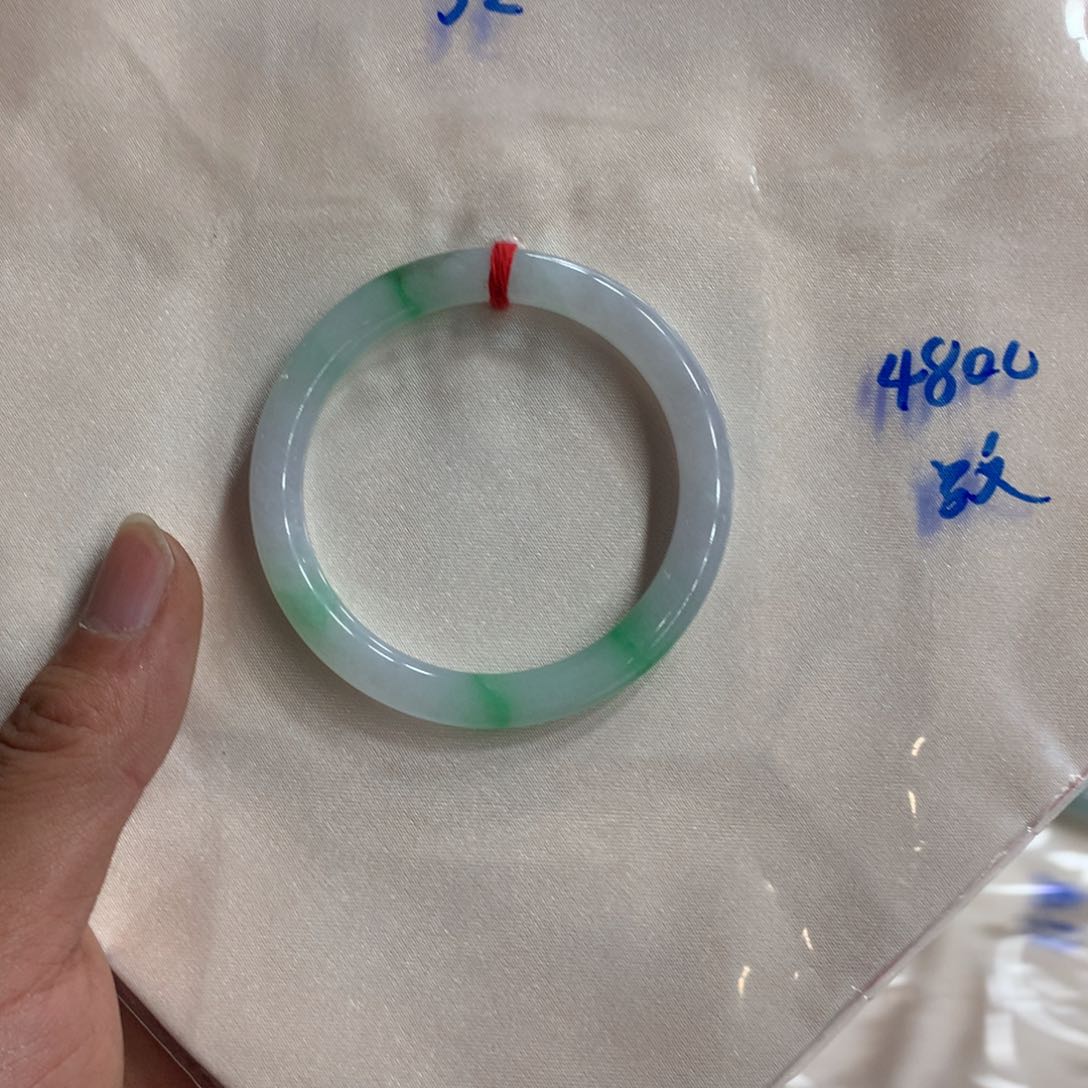 翡翠手镯未镶嵌有瑕