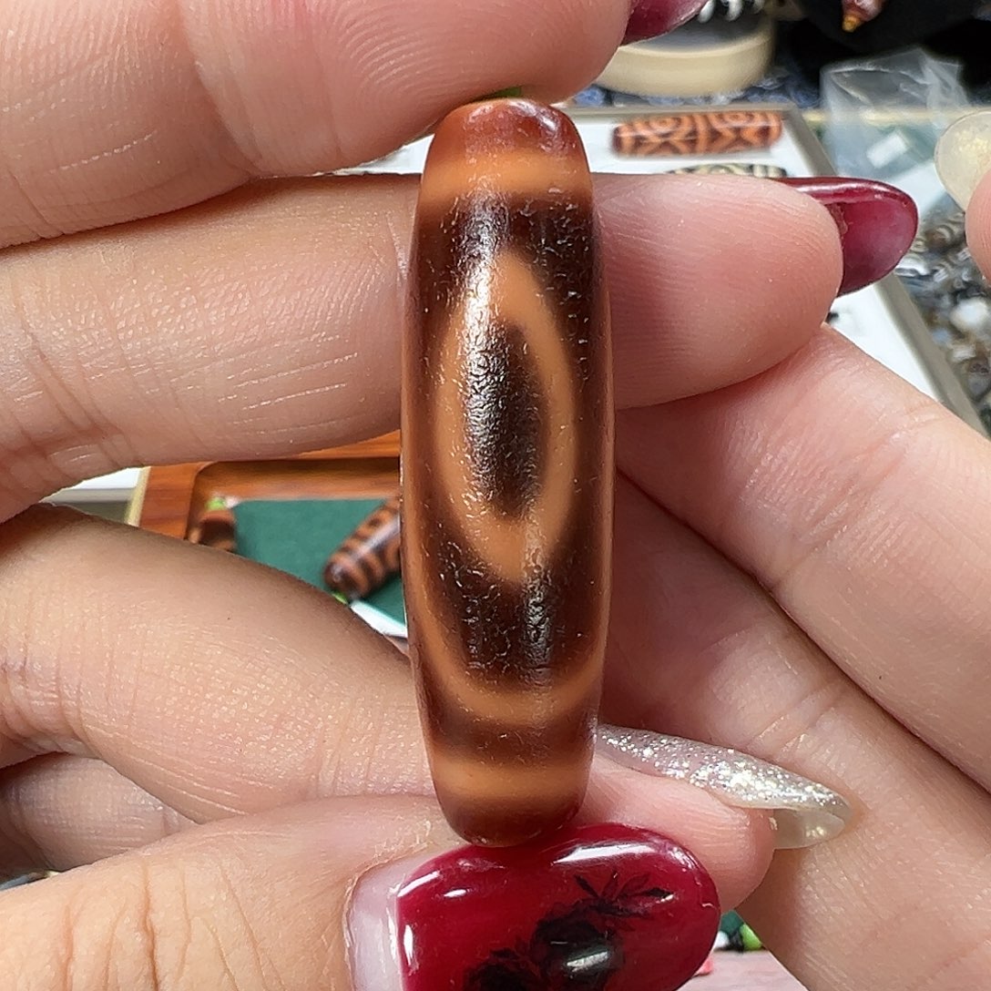 玛瑙/玉髓未镶嵌珠宝半成品小卢酒红靠山佛两眼