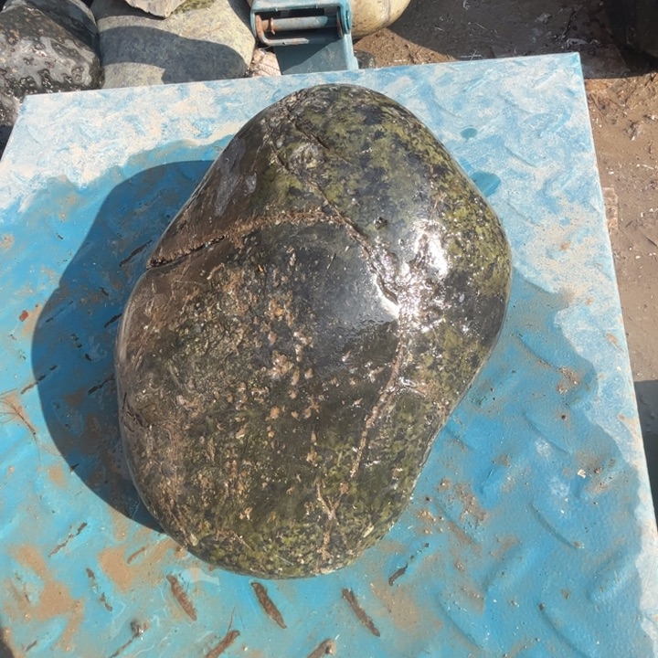 倍***赵蛇纹石玉未镶嵌把玩件4.4公斤