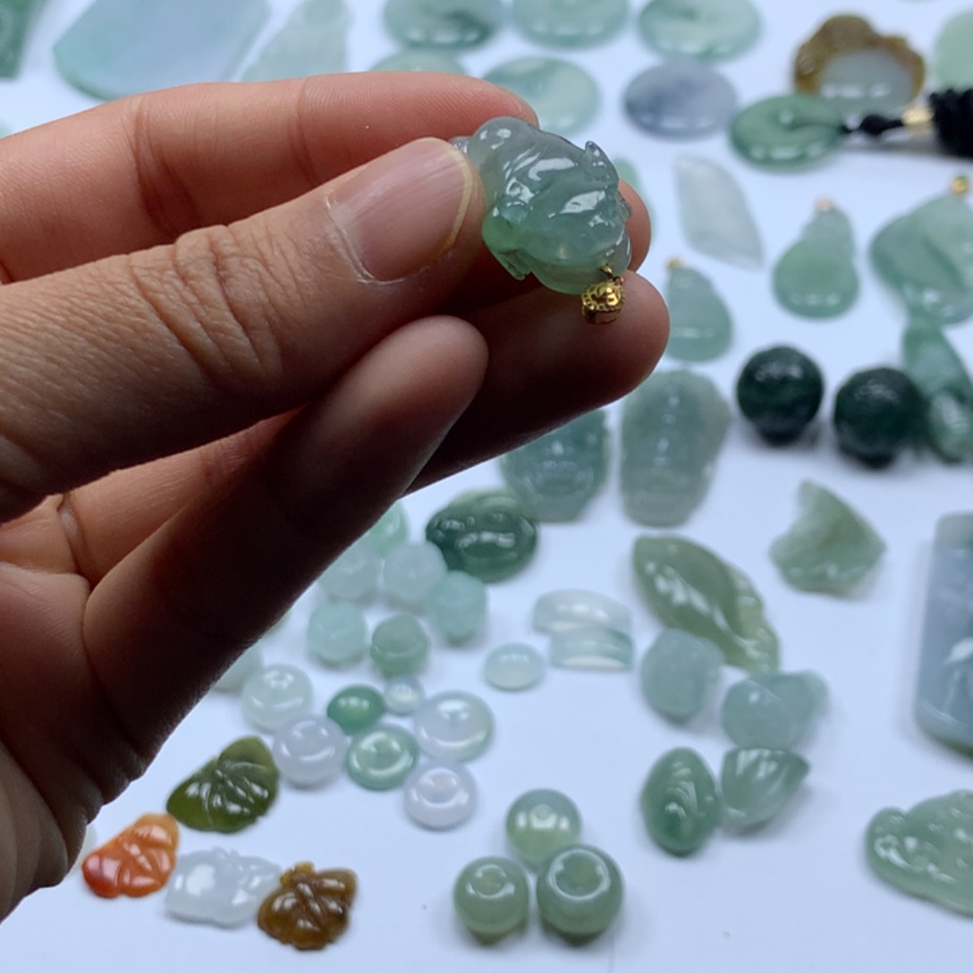 翡翠颈饰未镶嵌三角金蟾