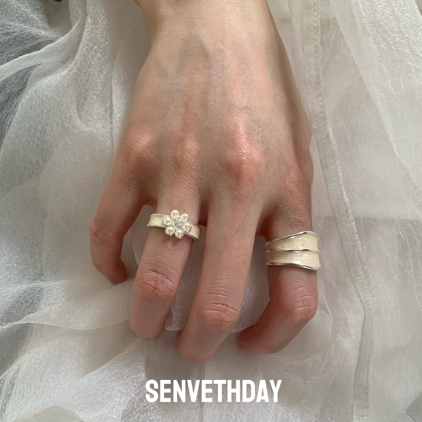 Senveth Day 铜合金戒指 花绽白月光开口戒指时尚简约百搭气质款