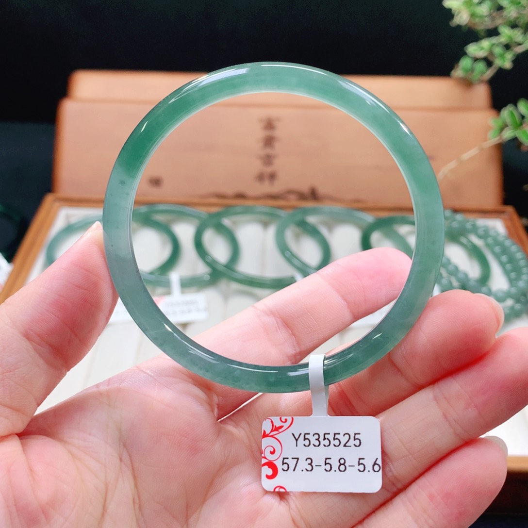 翡翠手镯（圆镯）未镶嵌