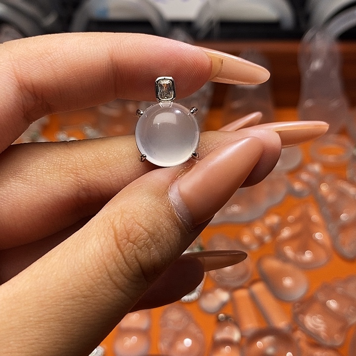 石英质玉合金颈饰