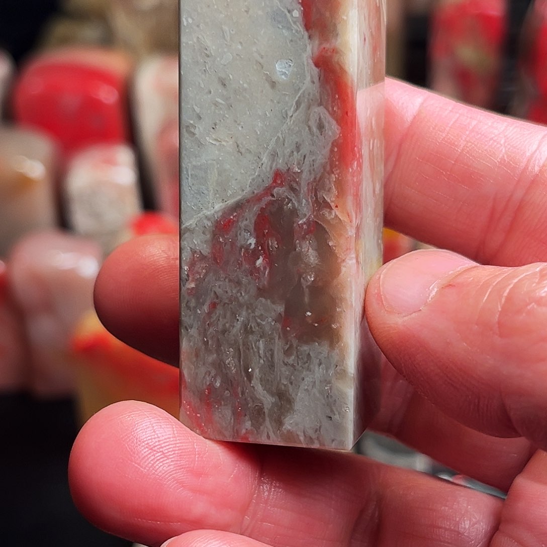 昌化石印石春**海昌化牛角底鸡血石方章