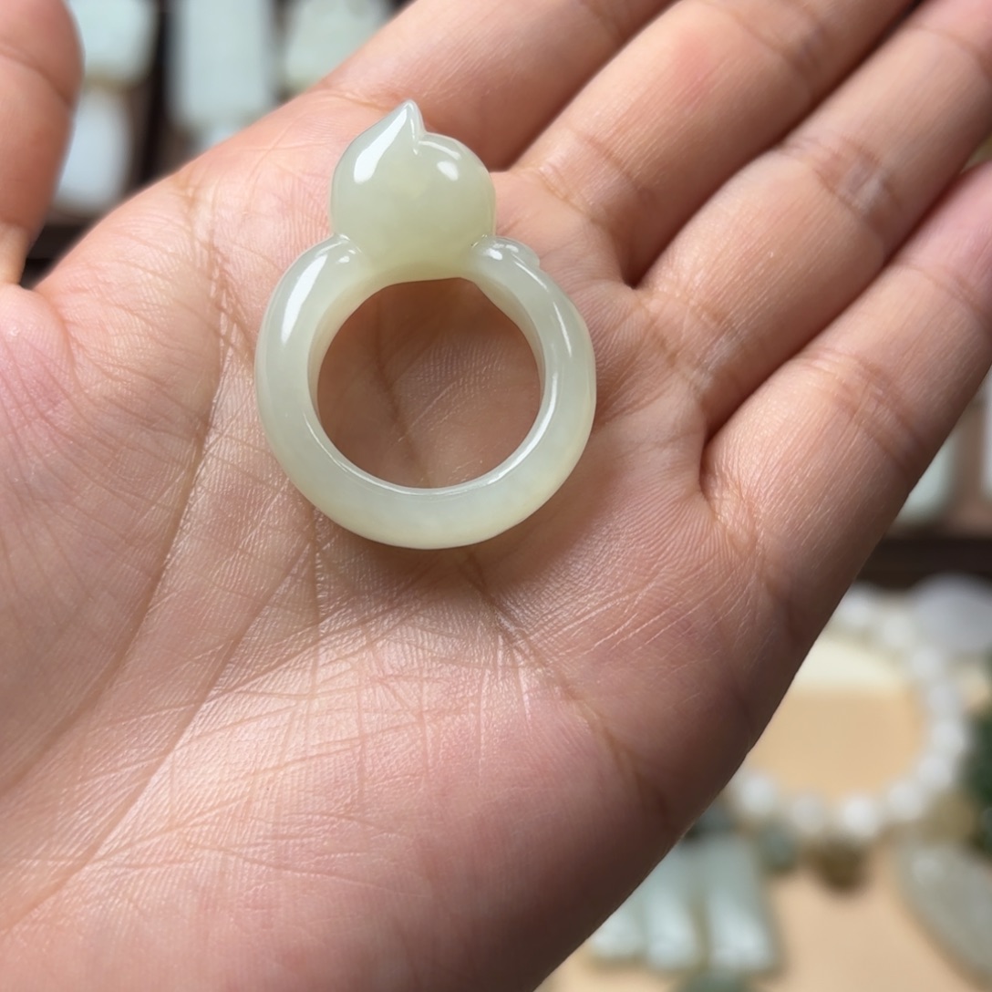 和田玉颈饰未镶嵌爱**?