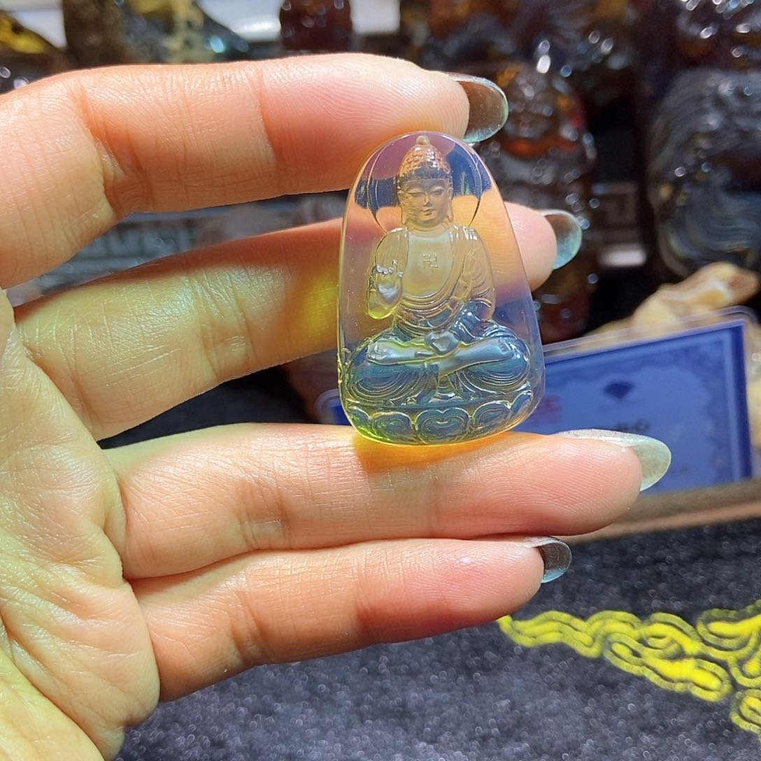 未镶嵌颈饰琥珀如来佛