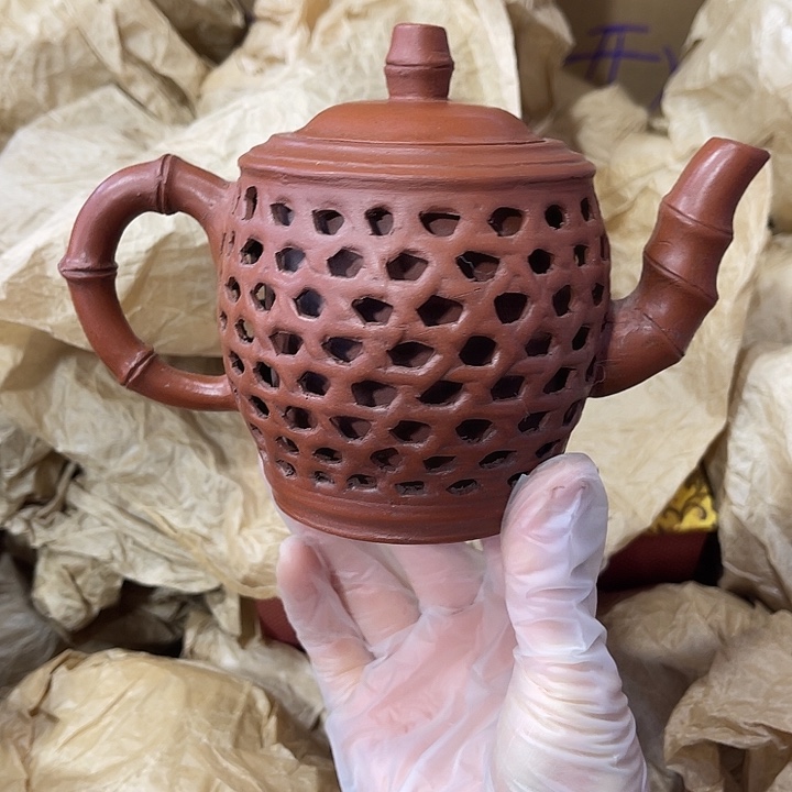 紫砂茶壶矿泥料，手工制作的一把紫砂壶。