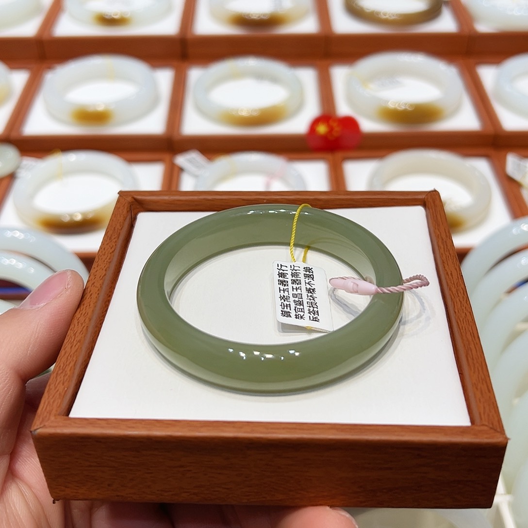 和田玉手镯未镶嵌冰湖水