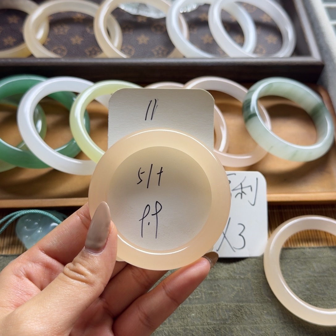 石英质玉未镶嵌手镯11