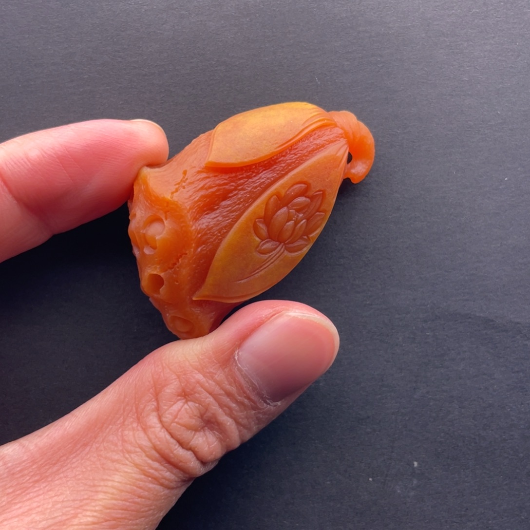 玉***动石英质玉未镶嵌黄蜡石挂件