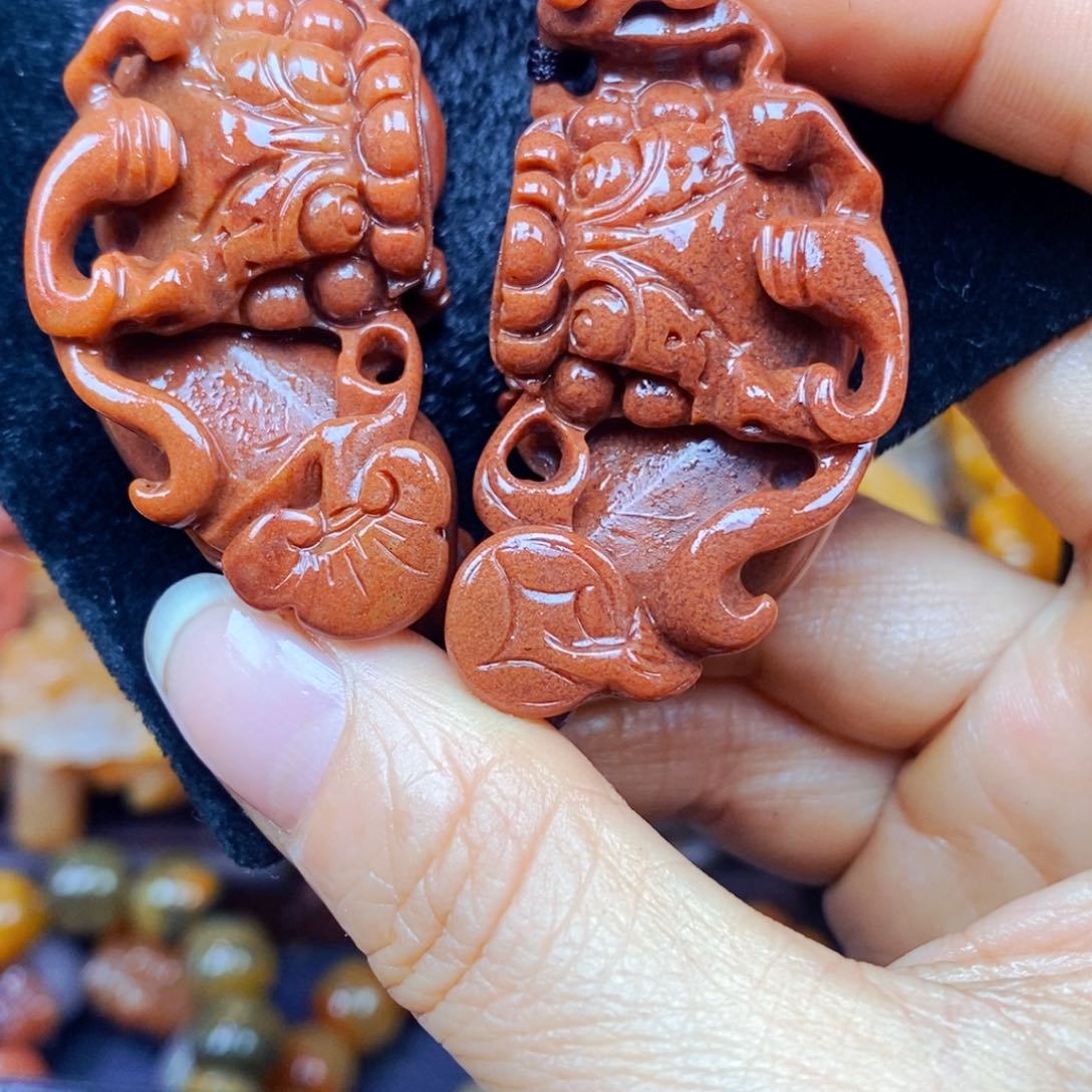 未镶嵌石英质玉（黄龙玉）颈饰