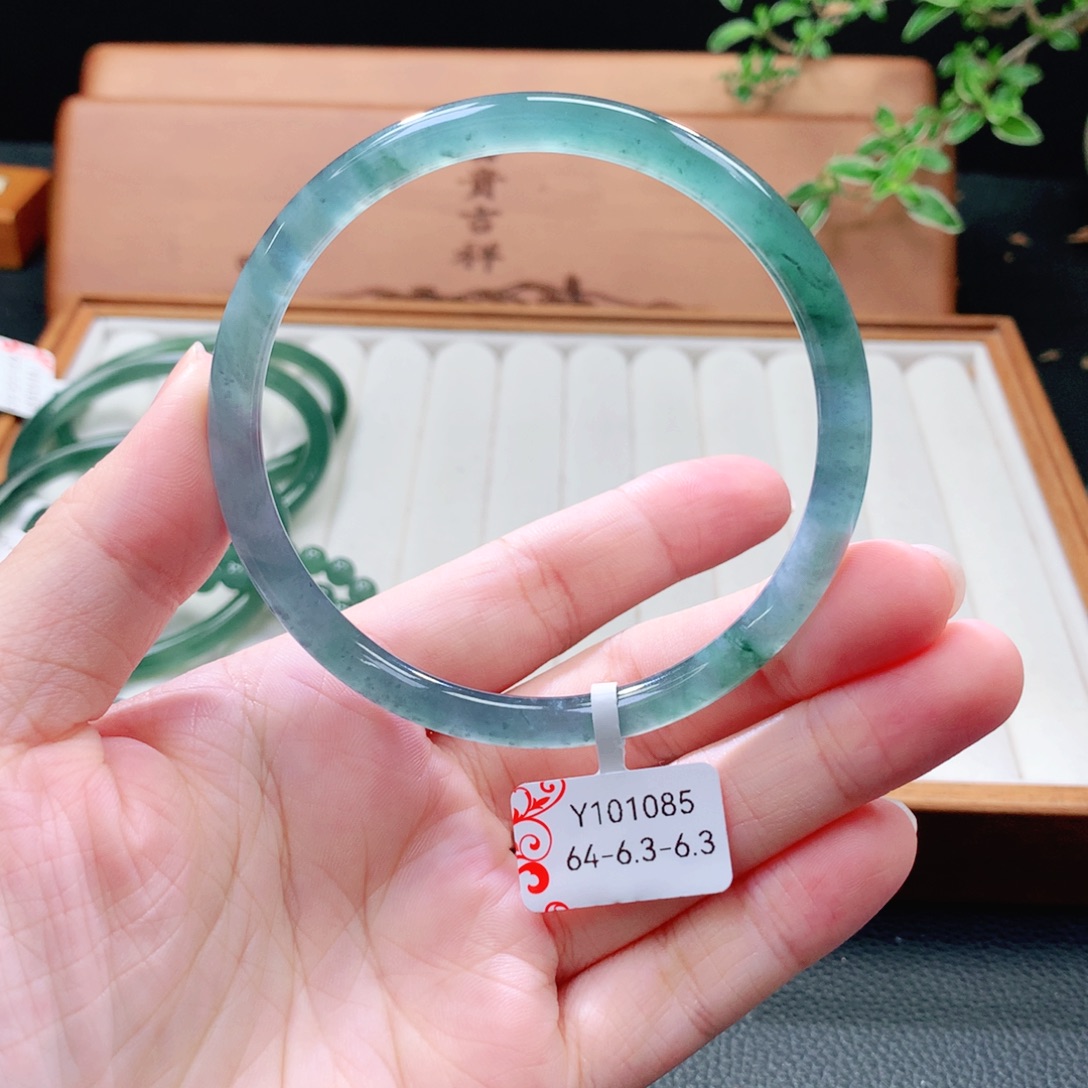 翡翠未镶嵌手镯（圆镯）