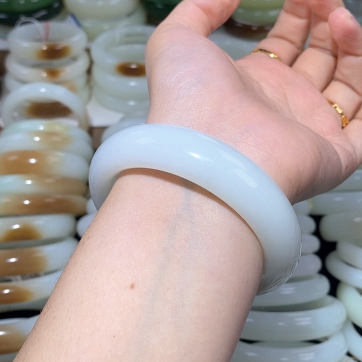 和田玉手镯未镶嵌