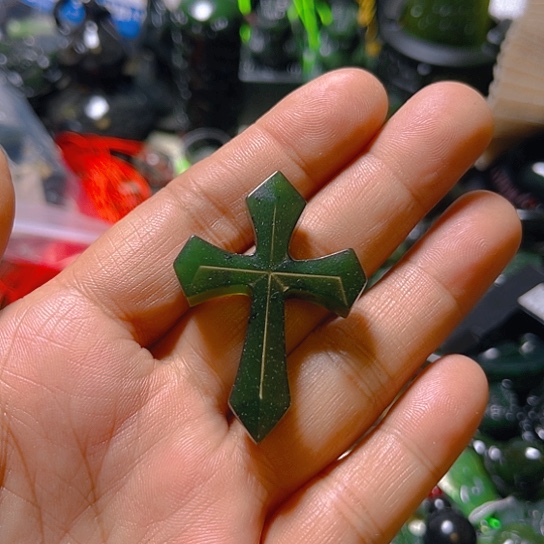 蛇纹石玉颈饰未镶嵌