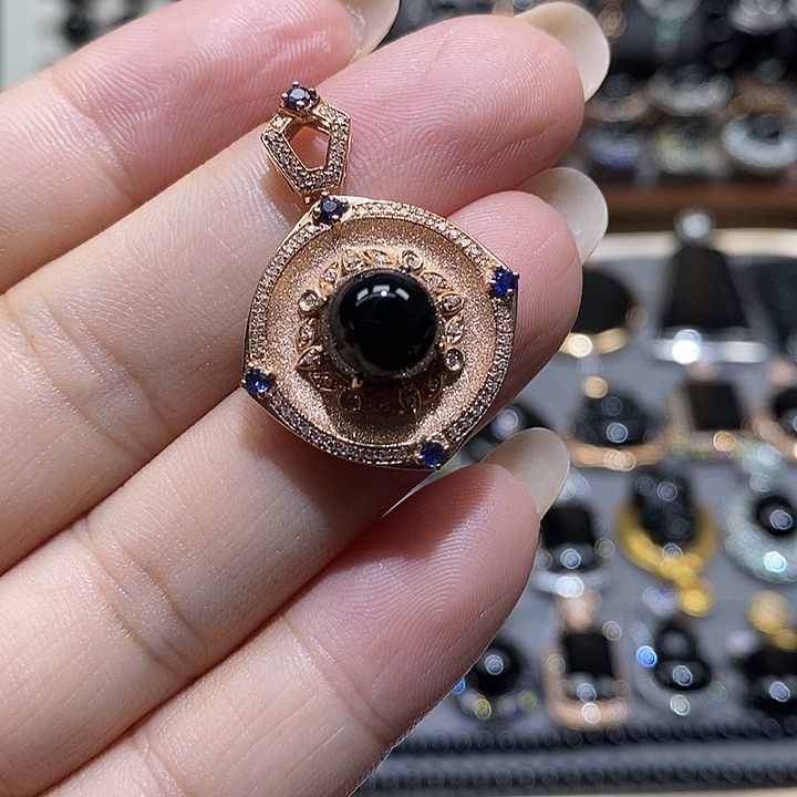 翡翠18K金镶嵌颈饰缅甸翡翠