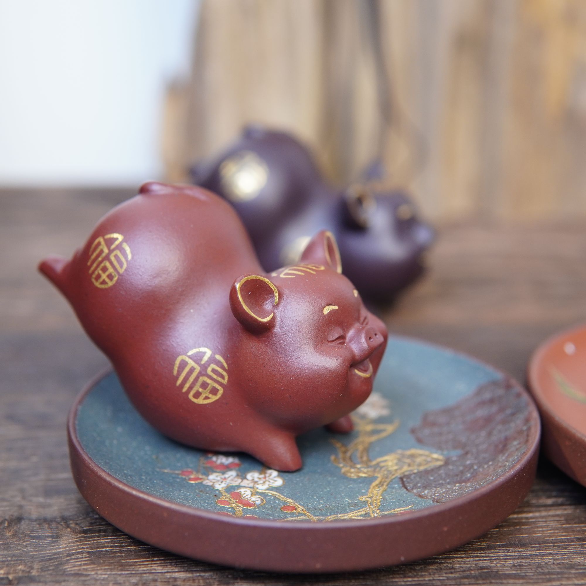 《五福临门》宜兴紫砂茶宠可爱茶玩陶瓷描金小猪茶宠摆件创意