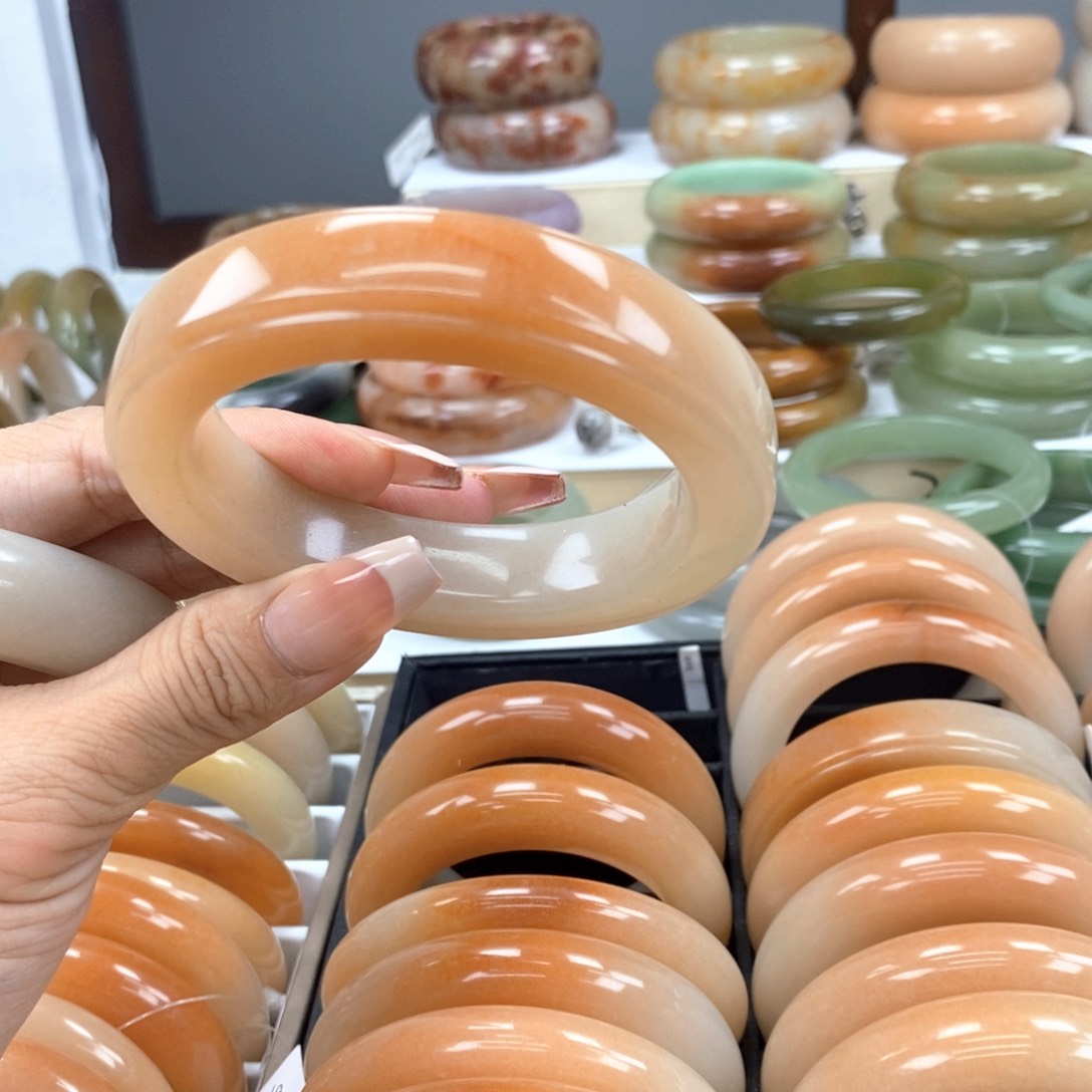 石英质玉手镯未镶嵌大**?