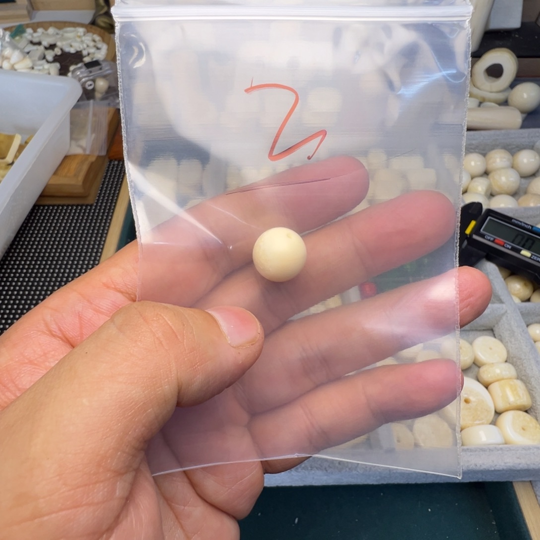 裸石琥珀未镶嵌13珠子