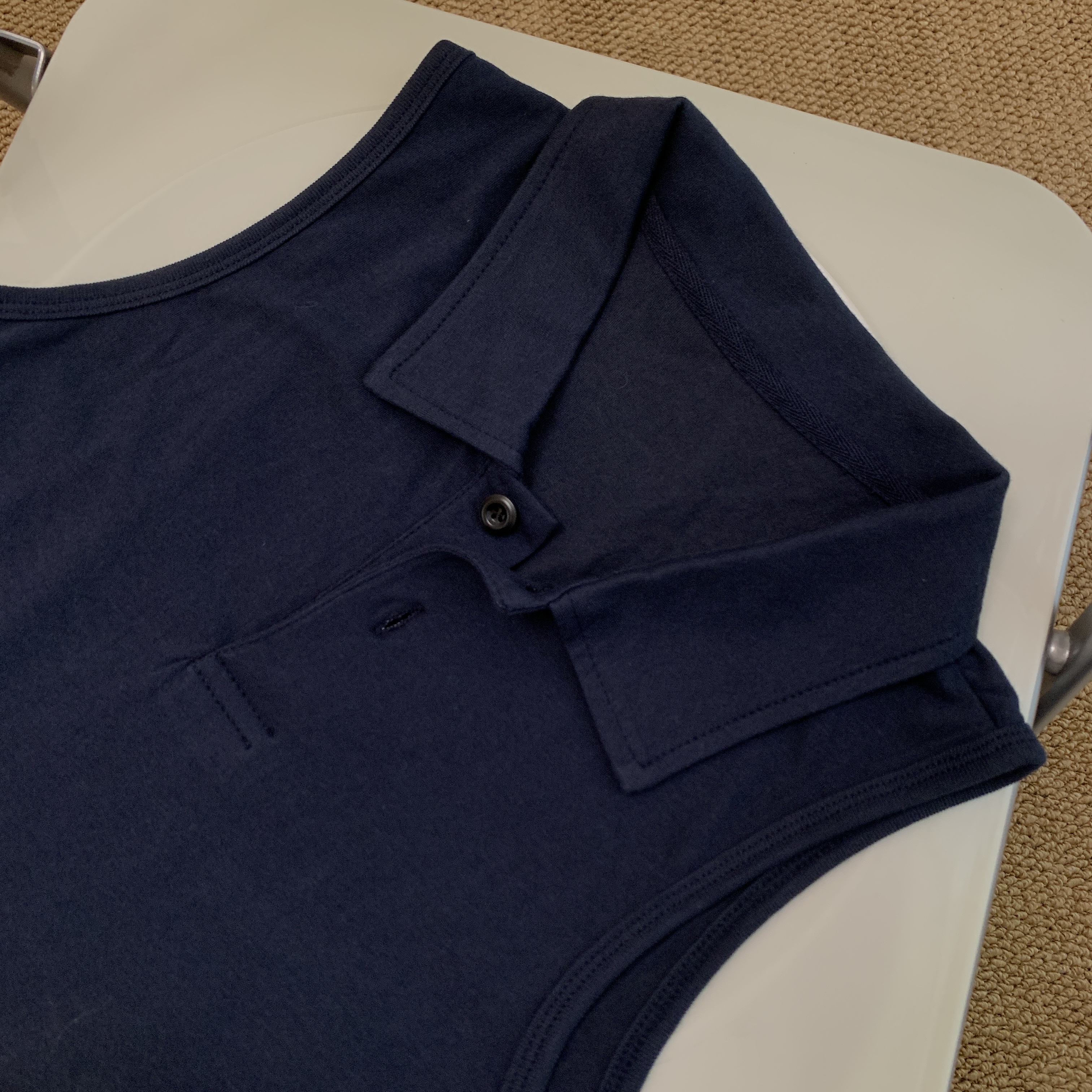 YUTOUHUA. 无袖POLO领上衣