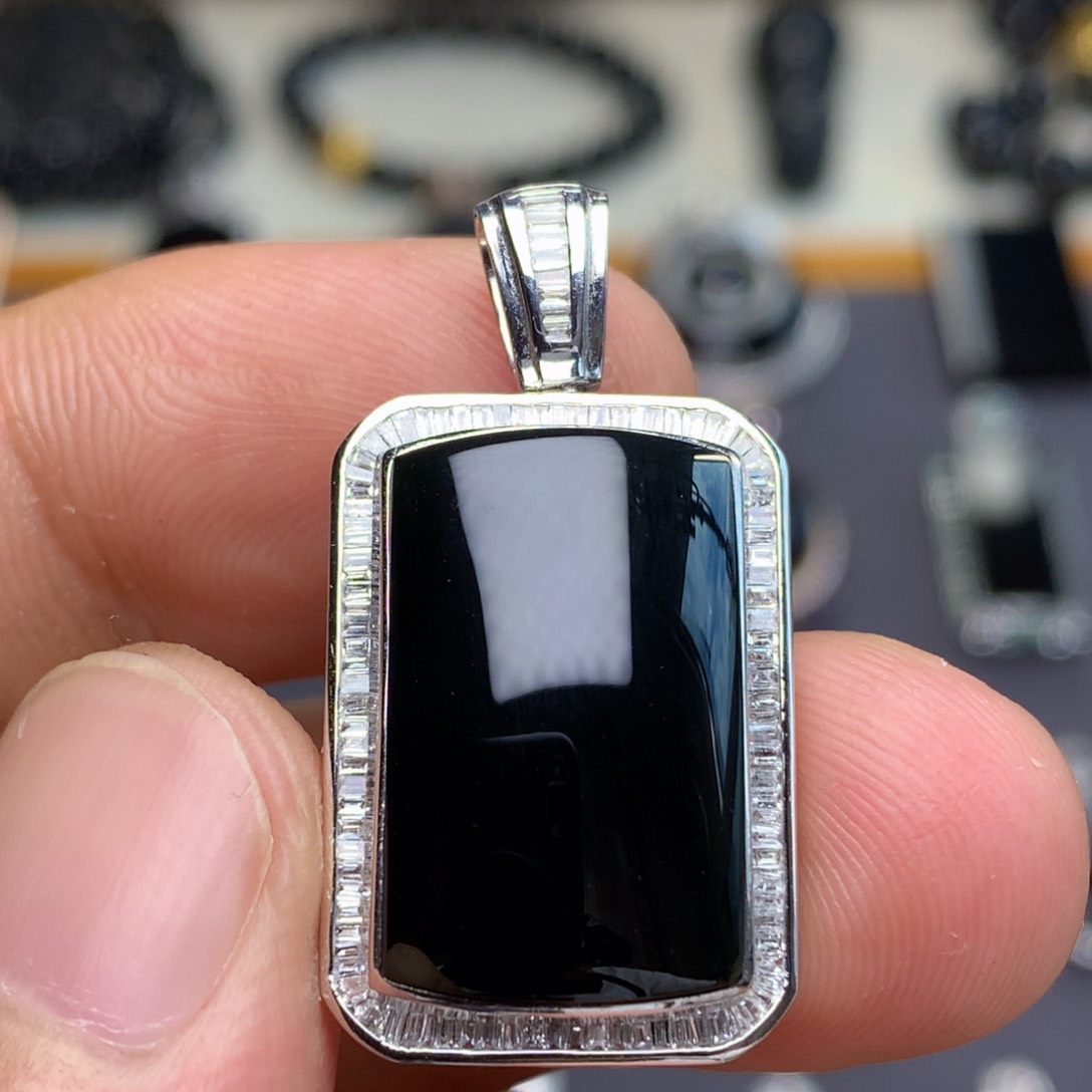 颈饰18K金镶嵌翡翠墨翠无事牌