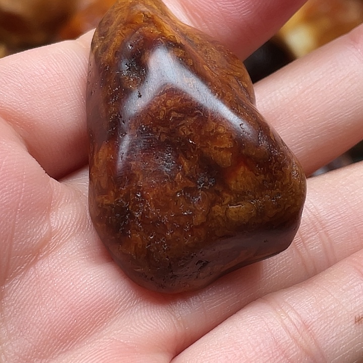 卸***田定制琥珀沁红糖原石两个老型