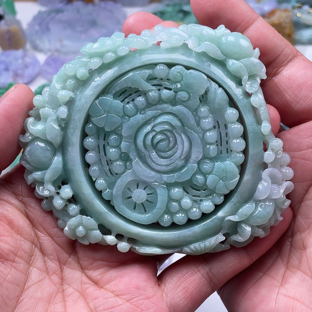 翡翠未镶嵌颈饰是*柚