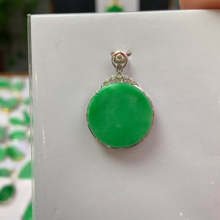 翡翠颈饰18K金镶嵌翡翠