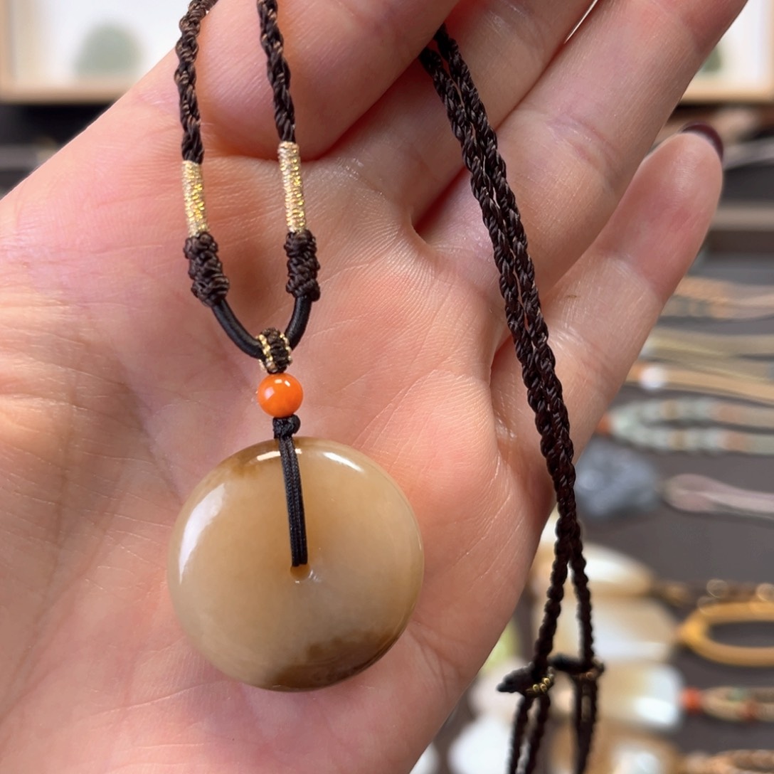 和田玉颈饰未镶嵌糖平安扣