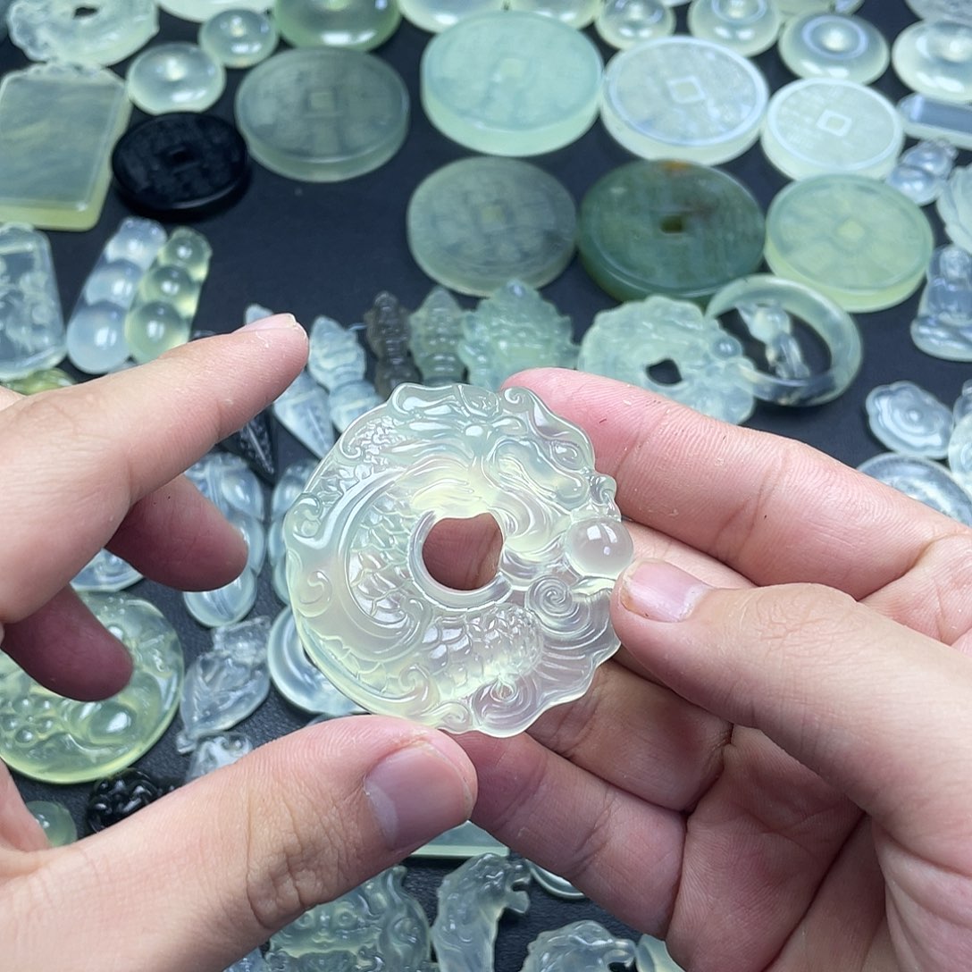 岫玉未镶嵌颈饰龙扣