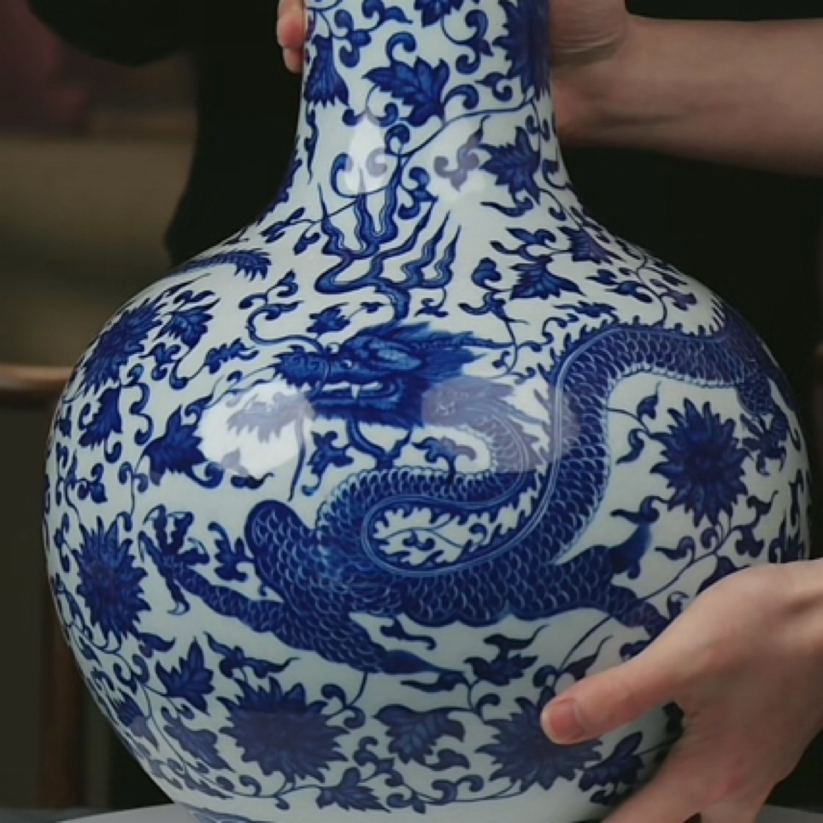 M青花龙穿莲纹天球瓶