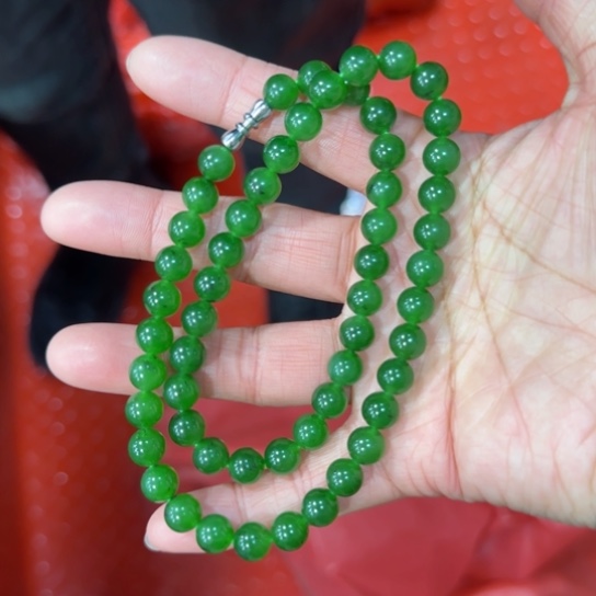 和田玉颈饰未镶嵌俄罗斯卡8高冰辣阳绿，微红皮老料