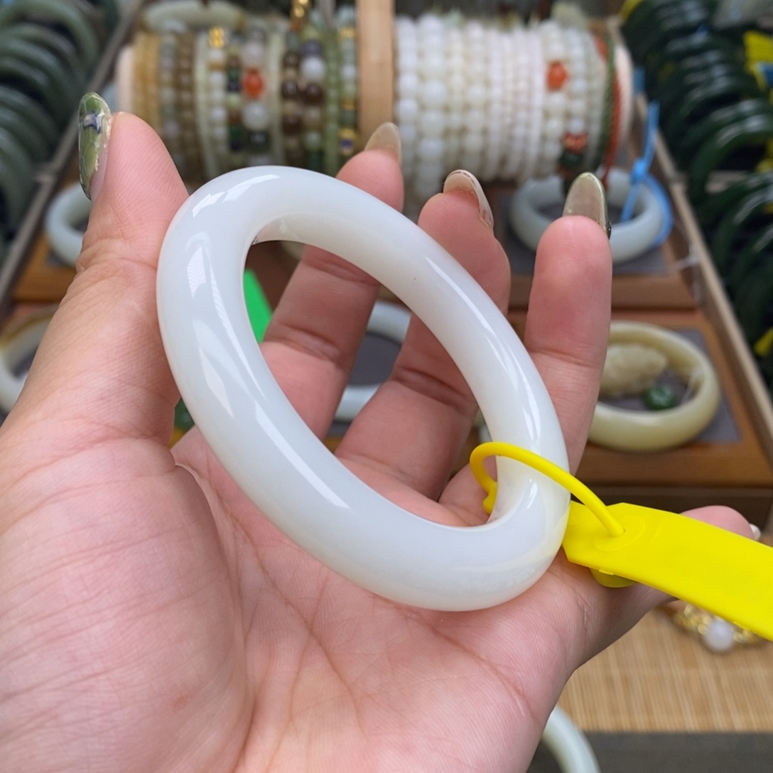 和田玉未镶嵌手镯