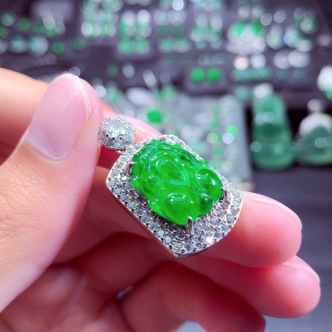 翡翠未镶嵌颈饰挂件